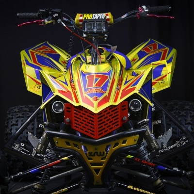 Quad todo-o-terreno amarelo e vermelho com número 17 e guiador PRO TAPER