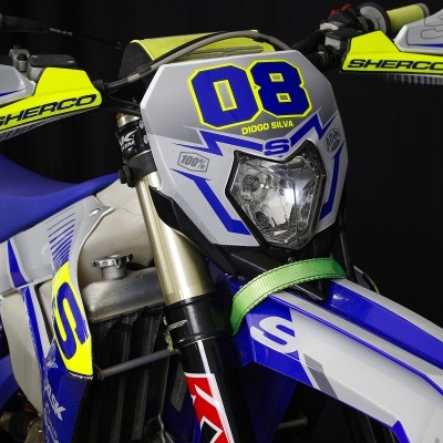 Motocross Sherco azul, branco e amarelo fluorescente com número 08 e nome DIOGO SILVA