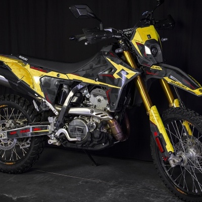 Motociclo off-road amarelo e preto com detalhe branco e vermelho