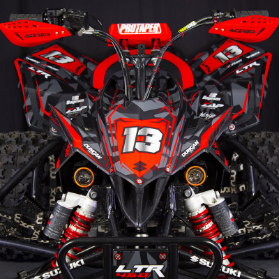 Quad Suzuki LTR 450 preto e vermelho com suspensão vermelha, proteções Acerbis e adesivos de marcas
