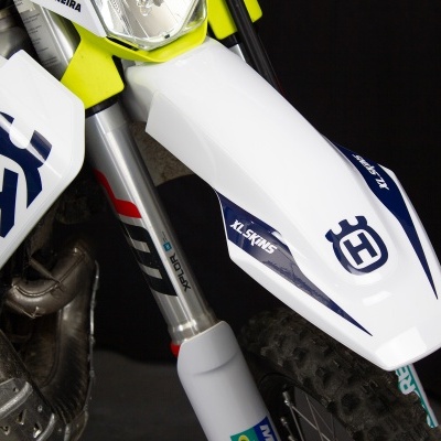 Frente de mota de motocross branca com logotipo e detalhes azuis e amarelos