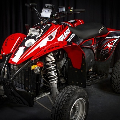 Quad Polaris Lazer 330 vermelho, preto e branco em fundo escuro