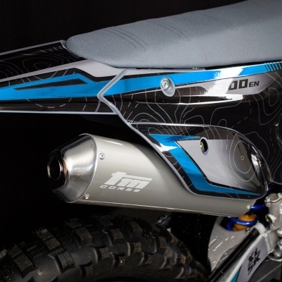 Escape prateado de mota todo-o-terreno com grafismos azuis e pretos e texto '10 EN'