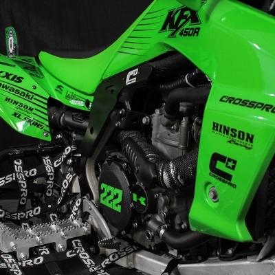 Motocross Kawasaki KFX 450R verde com logos e número de corrida.