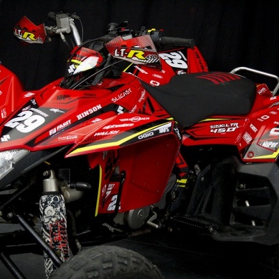 Quad bike vermelho com detalhes pretos e amarelos, com números 39 e textos LT-R, RINSON, T9