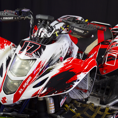Quadriciclo off-road vermelho, branco e preto com número 17 e texto Circuit, XL Skins, Marecedo