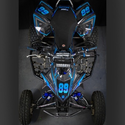 Veículo todo-o-terreno preto e azul com número 99