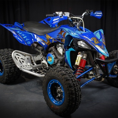 Quad ATV azul com detalhes em preto e vermelho