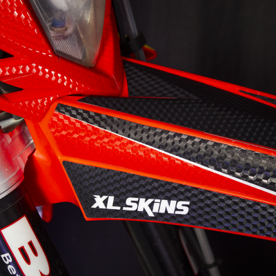 Parte frontal de mota com decoração em vermelha e preta e texto XL SKINS.