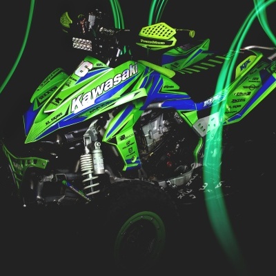 Veículo todo-o-terreno Kawasaki verde e azul com luzes verdes