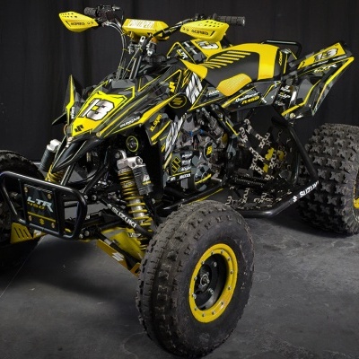 Quad Suzuki LTR 450 preto e amarelo com autocolantes e número 13