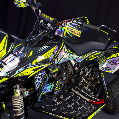 Quadriciclo Suzuki LTR 450 preto e amarelo com gráficos e texto em fundo preto