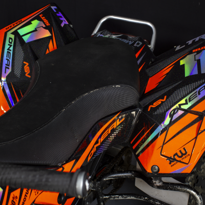 Motocicleta com plástico colorido laranja, preto, roxo e verde com texto O'NEAL e pneus de borracha