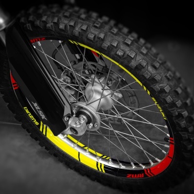 Roda de bicicleta com pneu grosso preto e aros amarelo e vermelho