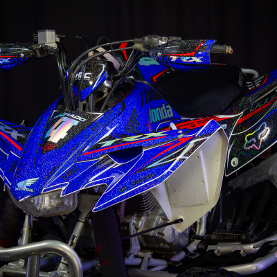 Quad azul com detalhes vermelhos e pretos com texto Honda e HRC