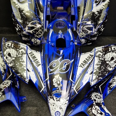 Peças de plástico azul e branco com desenhos gráficos Yamaha para moto ou ATV