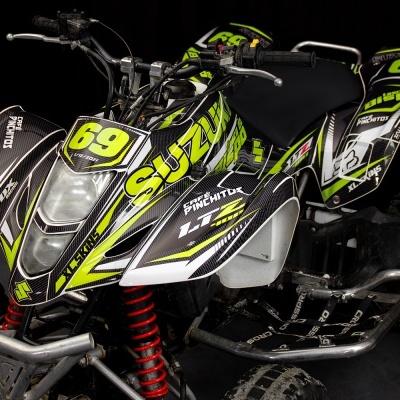 Quad Suzuki preto, branco e verde com número 69 e detalhes vermelhos