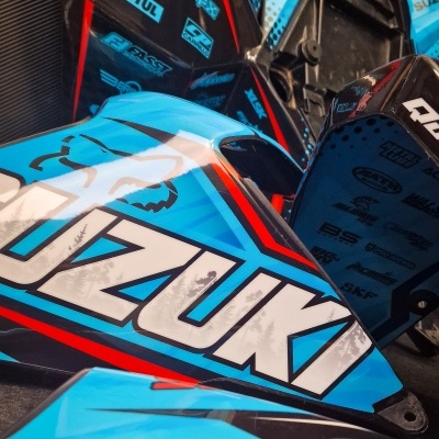 Carenagens de mota Suzuki azuis, pretas, vermelhas e brancas com várias marcas e nomes