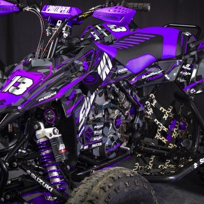 Quad Suzuki LTR 450 roxo e preto com número 13 e vários adesivos visíveis