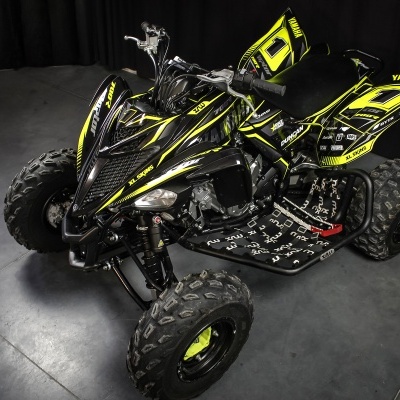 Quadriciclo desportivo Yamaha preto e amarelo fluorescente com pneus robustos