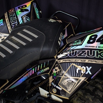 Quad preto Suzuki Racing Factory com número 84 e assento com tiras cinza