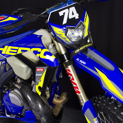 Motocross azul com detalhes amarelos e cinzentos e número 74