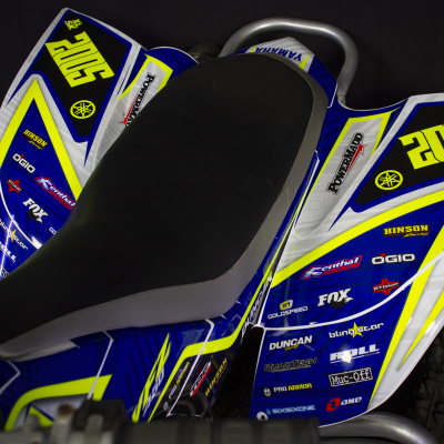 Quad azul e amarelo com várias marcas e texto 2005