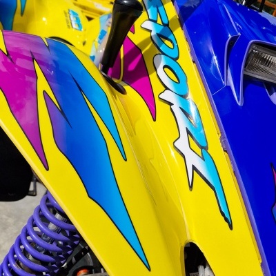 Detalhe de ATV colorido com texto 4X4 SPORT