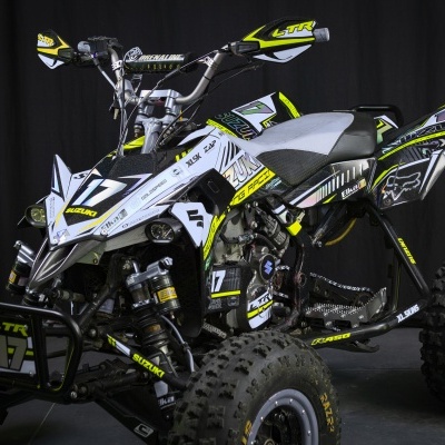 Quad Suzuki LTR branco, preto e amarelo com número 17 e pneus robustos