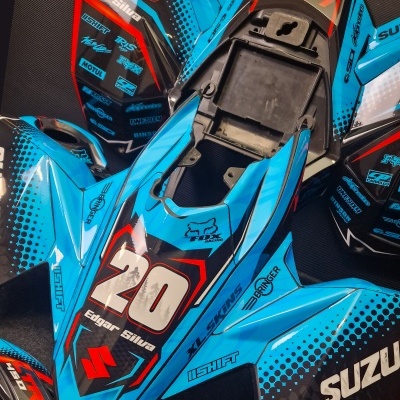 Carenagens para motocicleta Suzuki RMZ 450 preta, azul e vermelha com o número 20 e nome Edgar Silva.