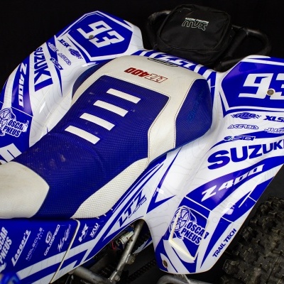 Quadra Suzuki azul e branca com números 93 e assento bicolor