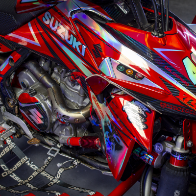 Veículo todo-o-terreno vermelho Suzuki com número 420 e autocolantes visíveis