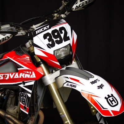 Motocross Husqvarna com número 392, cores vermelho, branco e preto