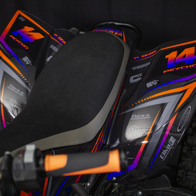 Quad motorizado infantil preto com gráficos coloridos e número 14