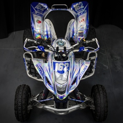 Quadriciclo azul, branco e preto com números 162 e 167 visto de frente