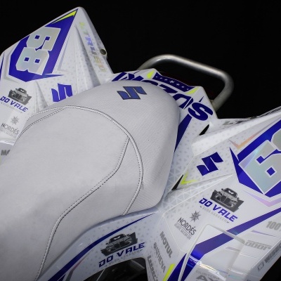 Moto branca com assento branco e gráficos azuis e amarelos com número 68