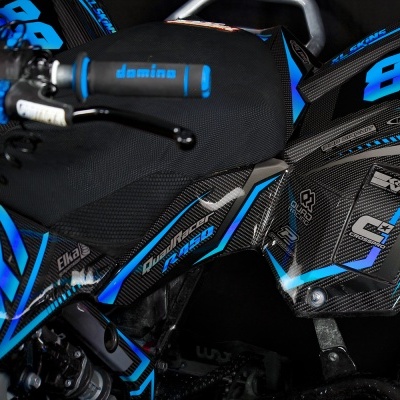 Mota de trilhos preta e azul com número 89 e punhos Domino