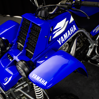 Veículo ATV Yamaha azul com pneus pretos e detalhes brancos