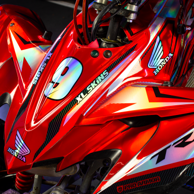 Quadro vermelho de motocross com várias inscrições e número 9