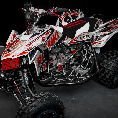 Quad todo-o-terreno branco, vermelho e preto com padrões e texto LTR