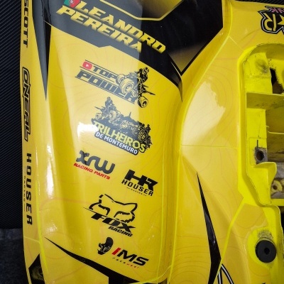 Peça plástica amarela para mota com logótipos Suzuki e design número 19