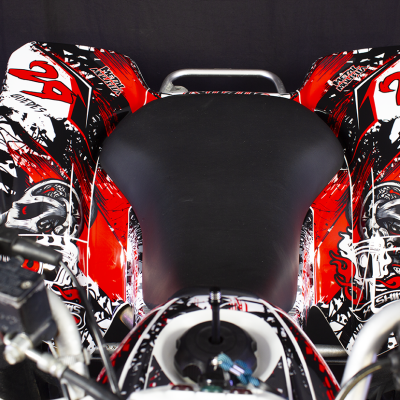 Assento preto de ATV com gráfico vermelho, preto e branco com números 29 e texto METAL MULISHA e GUEDES