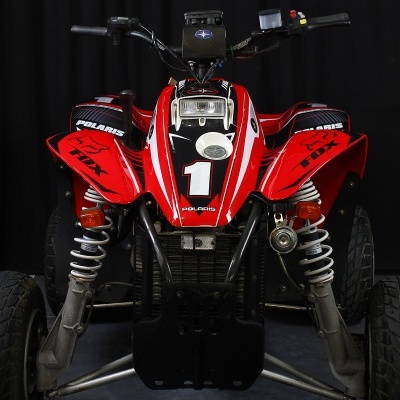 Quad Polaris vermelho e preto com adesivos e suspensão visível