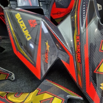 Peças aço fibra carbono com cores preta, vermelha, amarelo e inscrições suzuki, xl skins, neox e 7