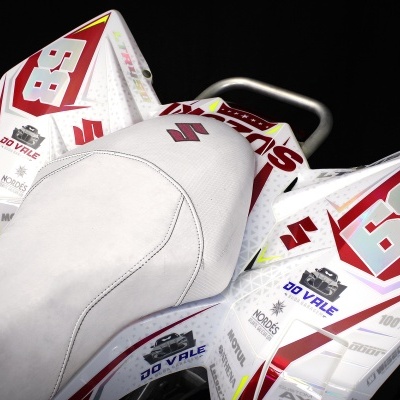 Assento branco de motocicleta com painéis laterais decorados em branco, vermelho e amarelo com número 68