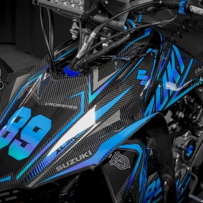 Motocicleta Suzuki com detalhes gráficos azuis e pretos com o número 89