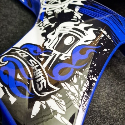 Peça decorativa em plástico com pistão e chamas azuis