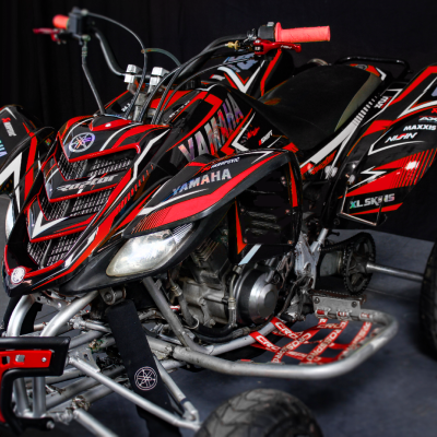 Quad Yamaha vermelho e preto com número 06 e pneus largos