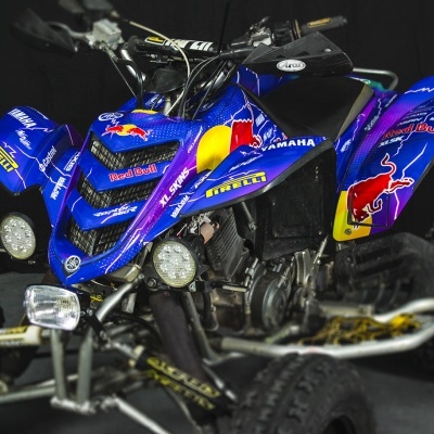 Quadriciclo azul com autocolantes Red Bull, Yamaha e Pirelli
