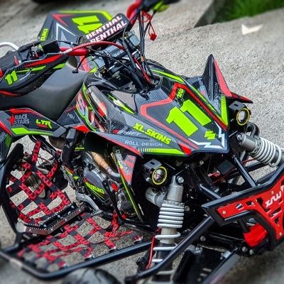 Quadriciclo preto, verde e vermelho com número 11 e design esportivo